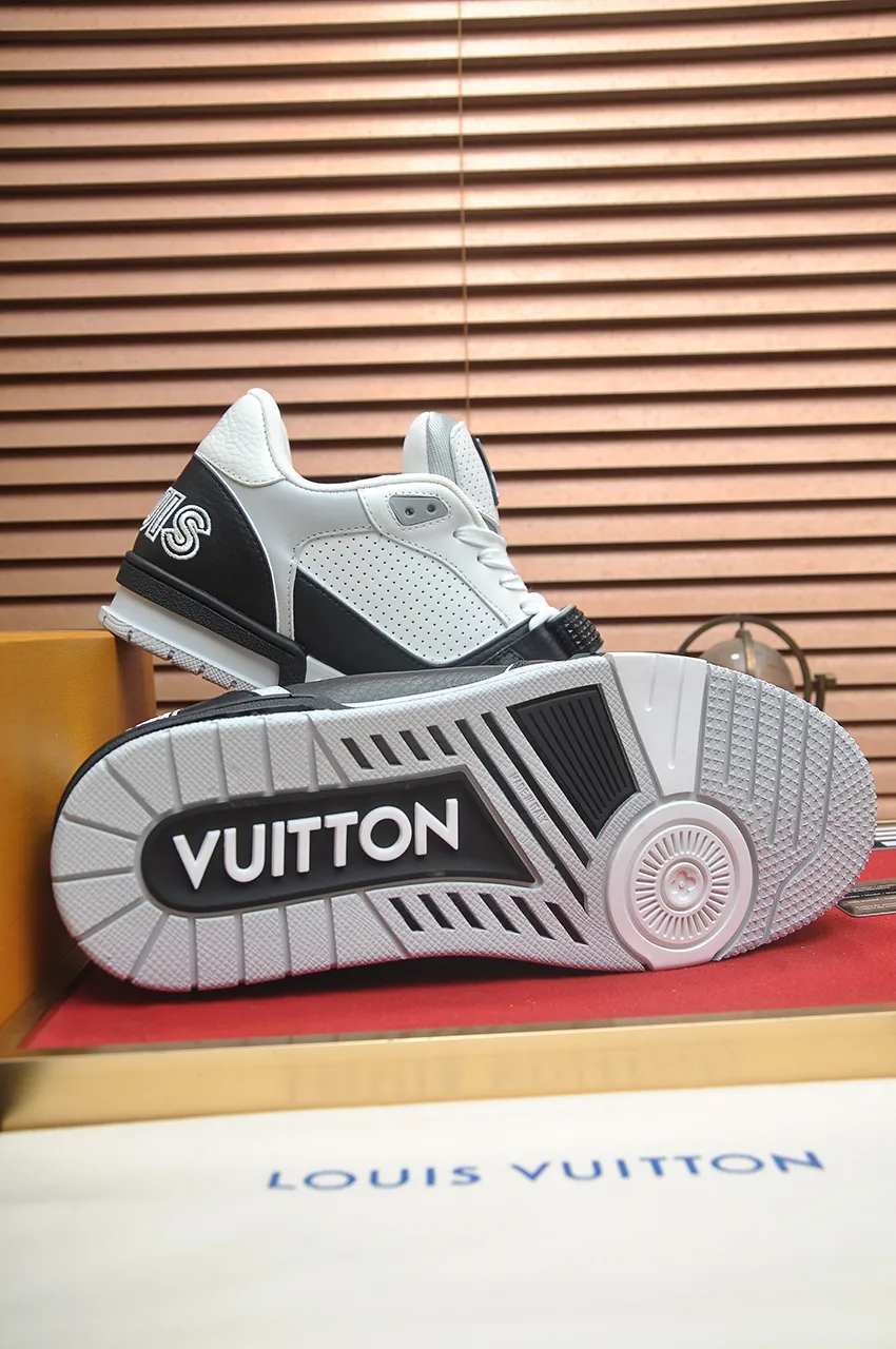 Men's shoes 💰660💶Original development, quality shipping, welcome to compare - LV sneaker series LV Trainer Maxi sneakers introduce the loose silhouette of the ready-to-wear series into the LV Trainer sneaker design written by Virgil Abloh, making an eye-catching appearance in the spring and summer men's wear shows. The cow leather upper is combined with rough fabric laces, and colorful beading highlights the brand's classic elements. LV letters mark the tongue and Monogram floral outsole. Mixed materials Made of first-layer cowhide, wrapped in imported custom-printed denim, thick shoelace design, large Monogram print on the side, "lv 54" badges on the tongue and heel, rubber outsole decorated with Monogram flowers, mesh lining and cotton feet, the comfort is as extreme as ever, premium heritage, quality first, worth owning! Size: Women's 35-39 (customized at 40, non-refundable) Men's 39-45 (customized at 38.46, non-refundable) ♡Full set of packaging with original gift box